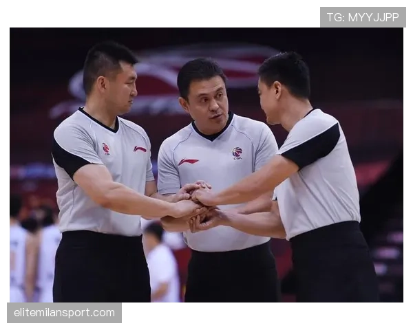 篮球比赛中裁判如何根据判罚优先级规则处理争议动作